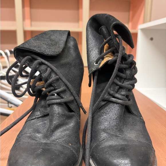 Heeled black leather vintage boots - Picture 2 of 3